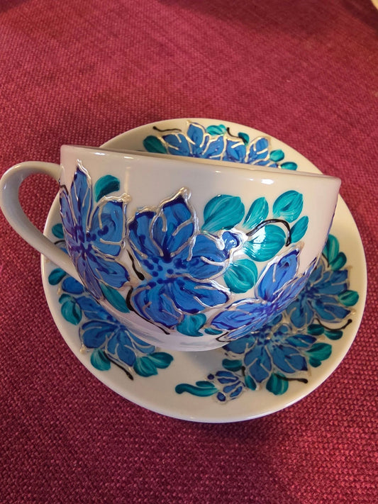Filiżanka ze spodkiem – ręcznie malowana porcelana kwiat błękitu