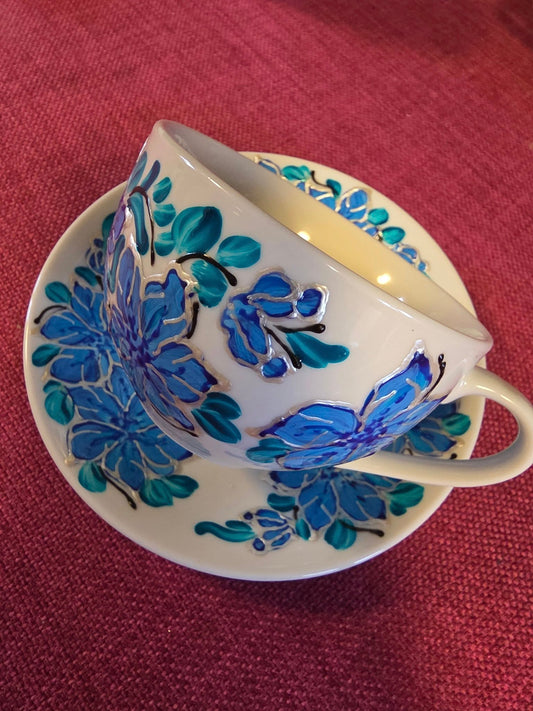 Filiżanka ze spodkiem – ręcznie malowana porcelana kwiat błękitu