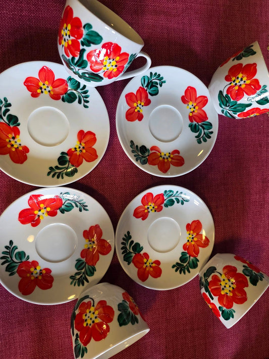 Komplet 4 filiżanki ze spodkiem – ręcznie malowana porcelana czerwone kwiaty