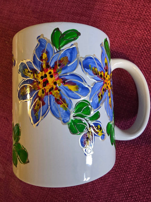 Kubek porcelanowy – ręcznie malowany kwiat niebieska tęcza