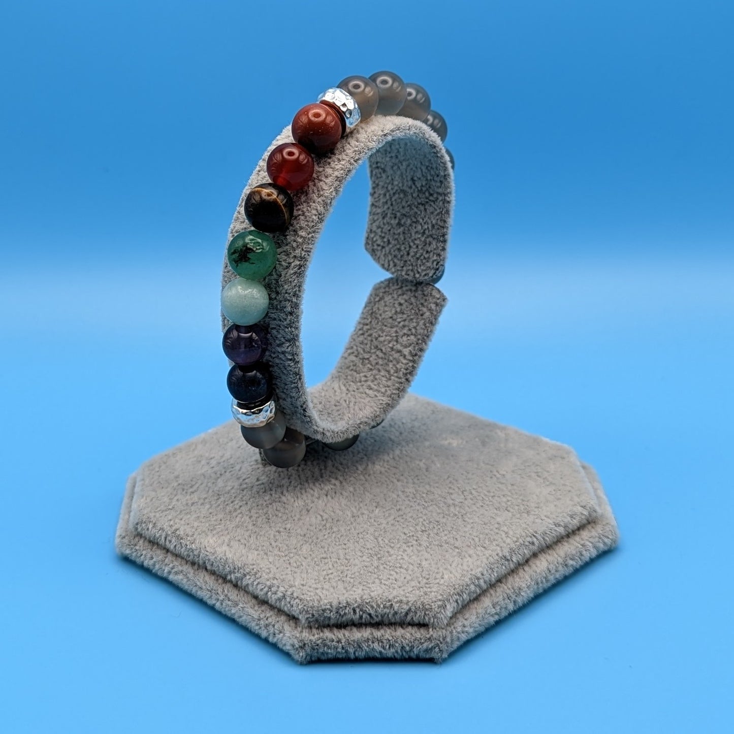 Elastic bracelet with minerals