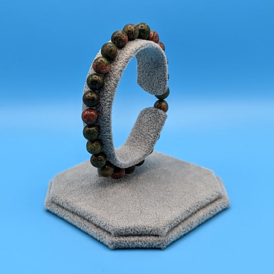 Elastic bracelet with minerals