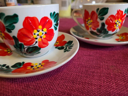 Komplet 4 filiżanki ze spodkiem – ręcznie malowana porcelana czerwone kwiaty