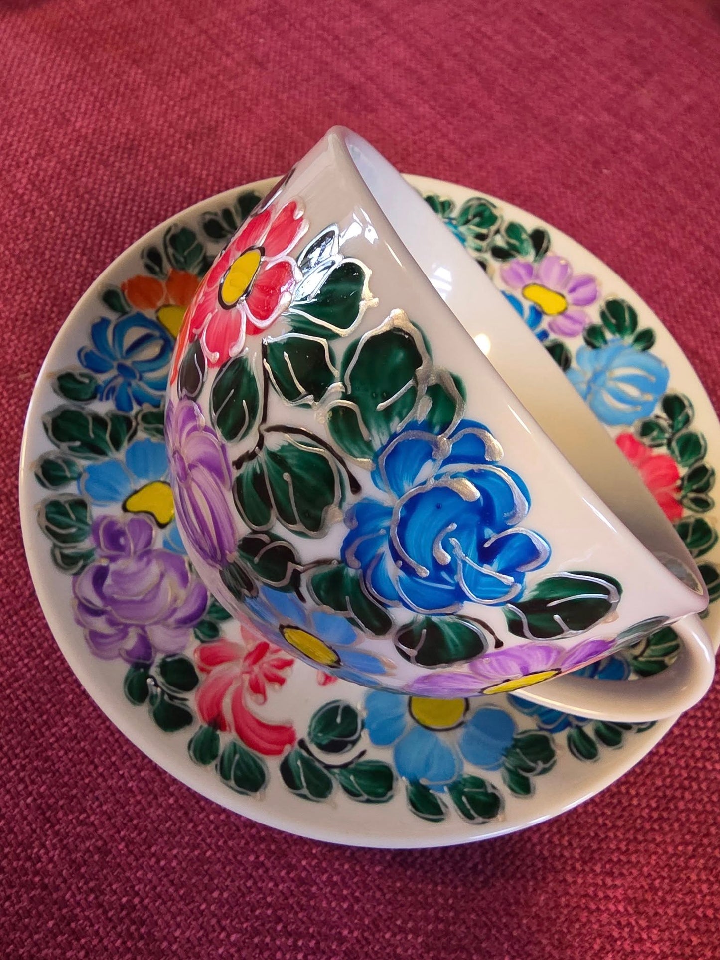 Filiżanka ze spodkiem – ręcznie malowana porcelana kolorowy folklor