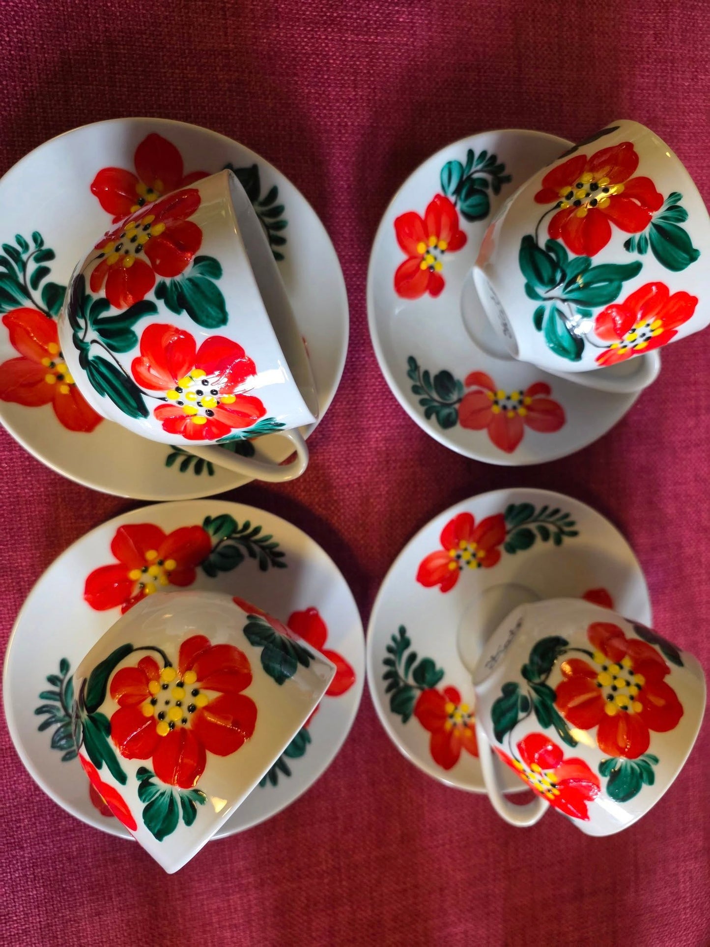 Komplet 4 filiżanki ze spodkiem – ręcznie malowana porcelana czerwone kwiaty