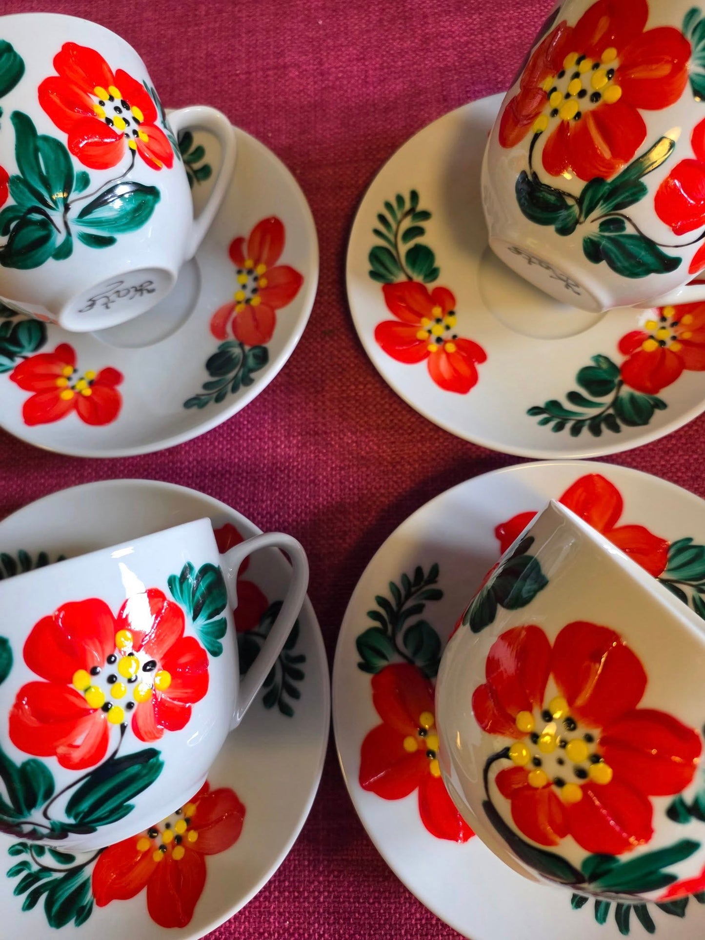 Komplet 4 filiżanki ze spodkiem – ręcznie malowana porcelana czerwone kwiaty