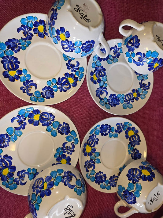 Komplet 4 filiżanki ze spodkiem – ręcznie malowana porcelana niebieski folklor