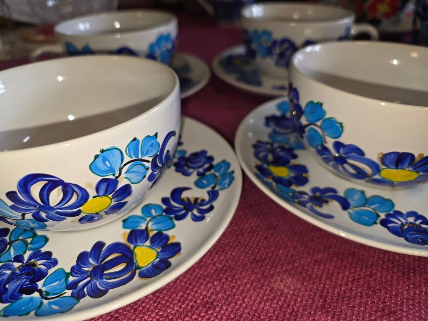 Komplet 4 filiżanki ze spodkiem – ręcznie malowana porcelana niebieski folklor