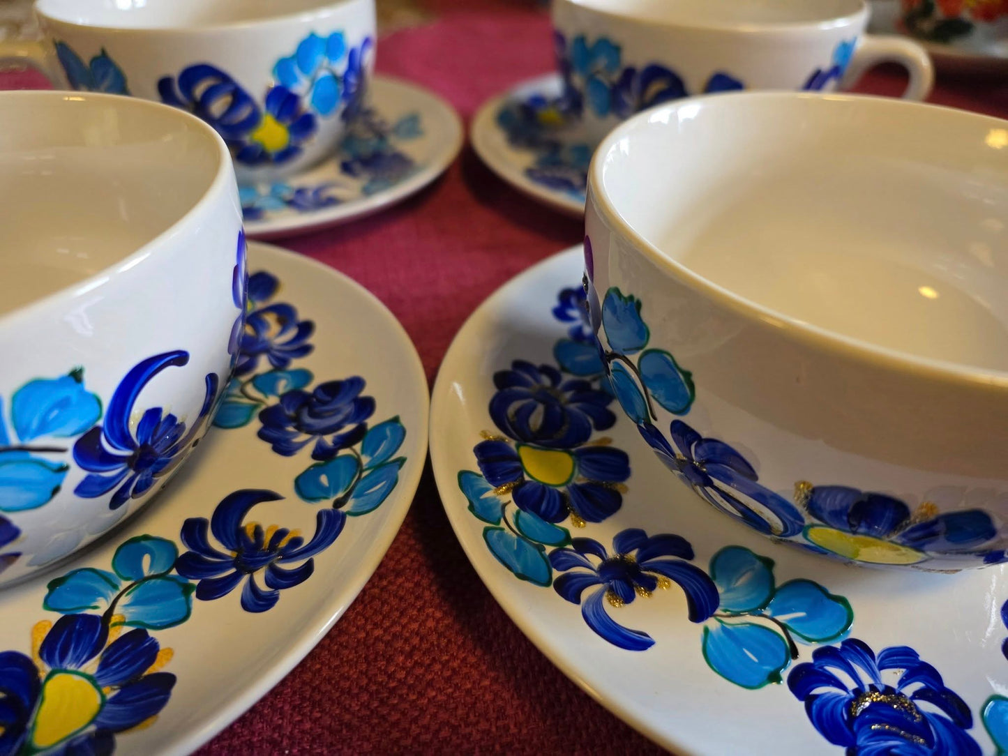 Komplet 4 filiżanki ze spodkiem – ręcznie malowana porcelana niebieski folklor