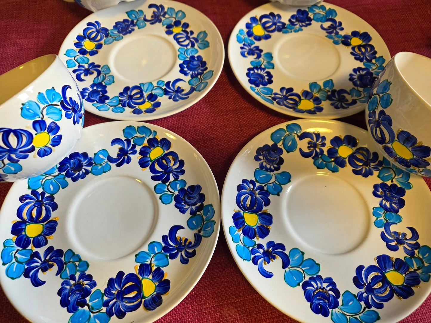 Komplet 4 filiżanki ze spodkiem – ręcznie malowana porcelana niebieski folklor